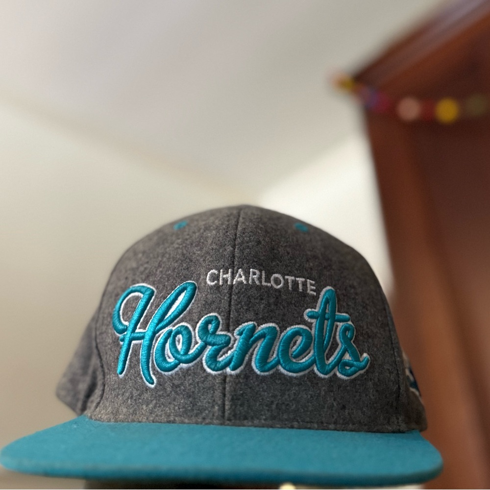 Charlotte Hornets Snap back flat brim hat Mitchell & Ness. hardwood Classics